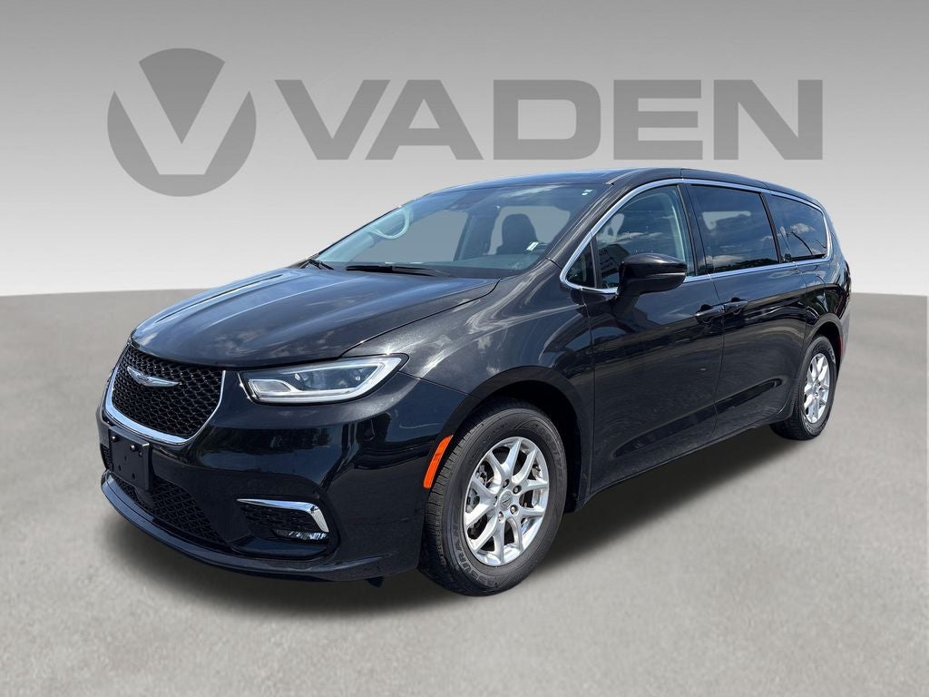 2023 Chrysler Pacifica Touring L's photo