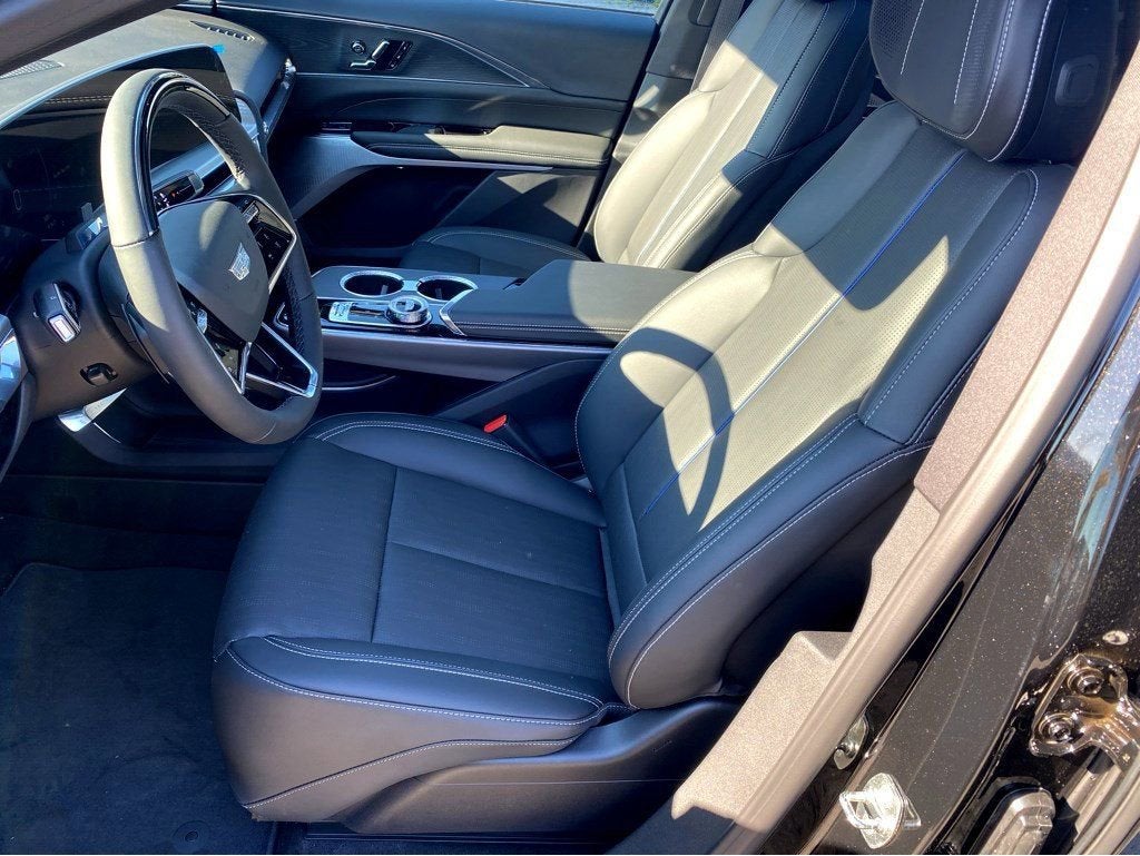 2024 Cadillac LYRIQ Luxury 2