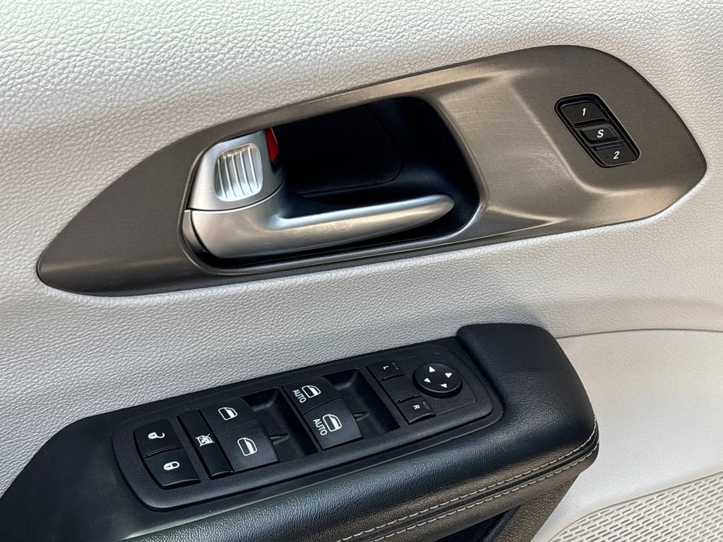 2023 Chrysler Pacifica Base
