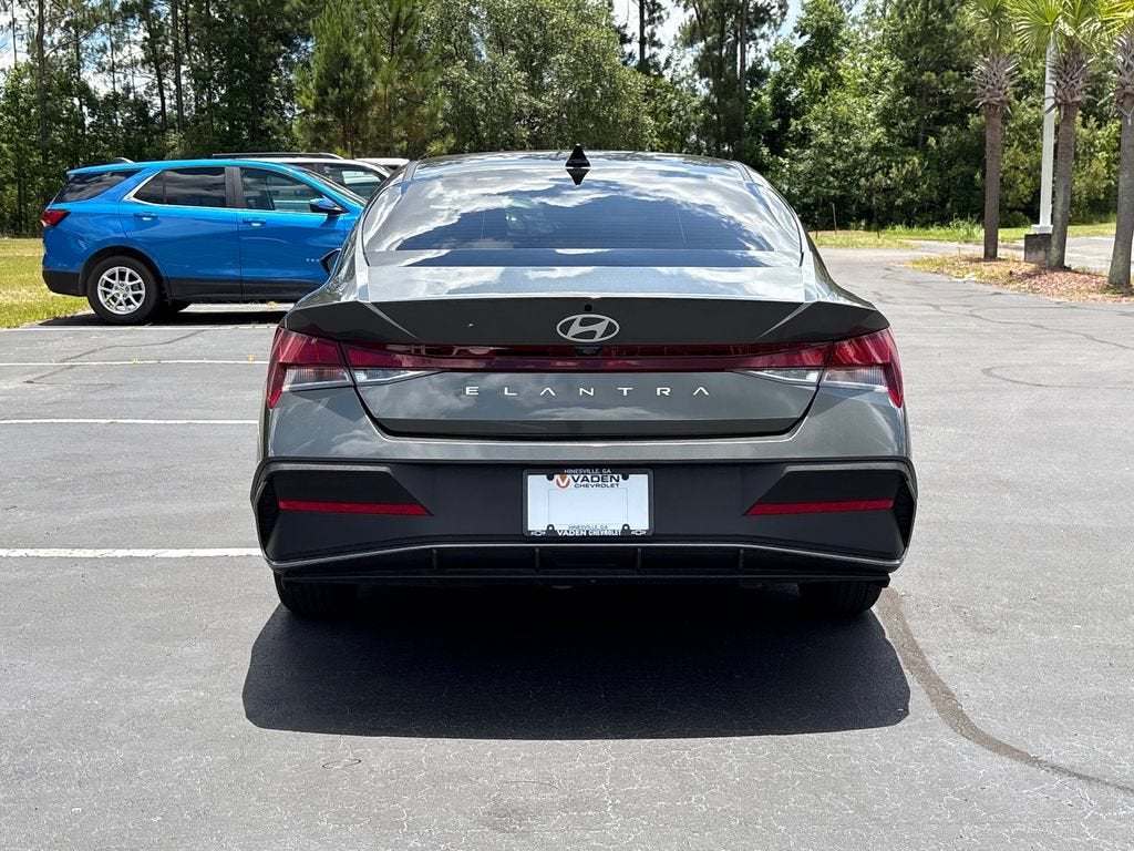 2025 Hyundai Elantra SE